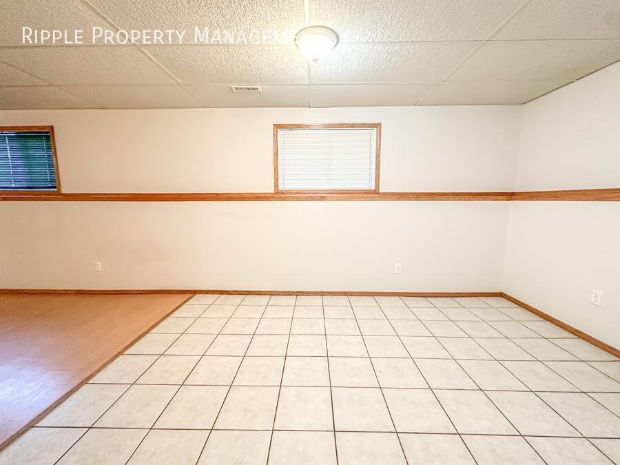 5120 42 St #B - Photo 5 of 16