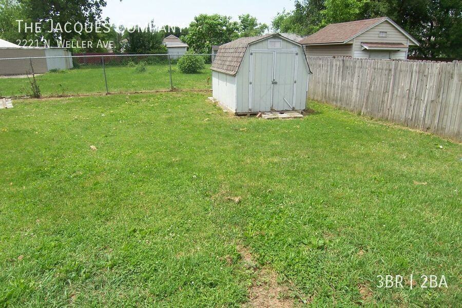 2221 N Weller Ave - Photo 3 of 12