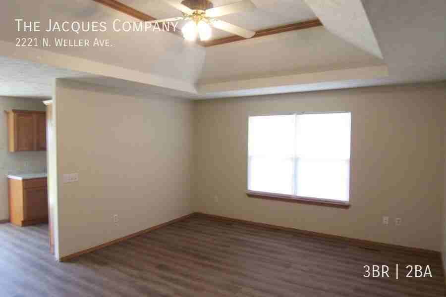 2221 N Weller Ave - Photo 4 of 12