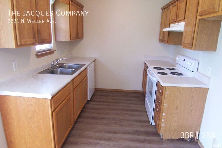2221 N Weller Ave - Photo 5 of 12
