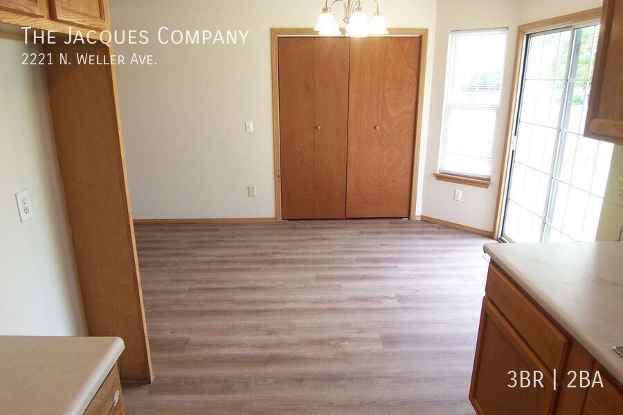 2221 N Weller Ave - Photo 6 of 12
