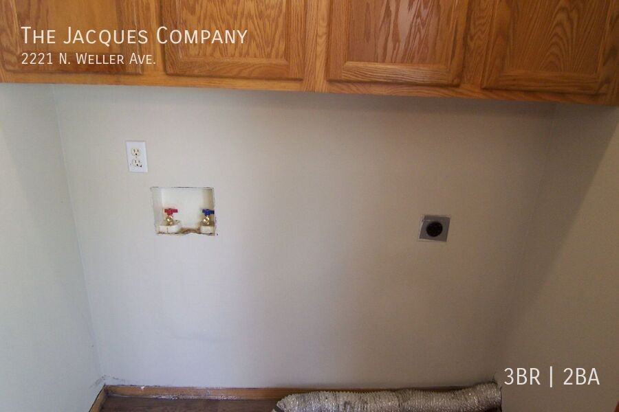 2221 N Weller Ave - Photo 7 of 12