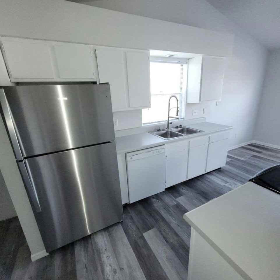 2323 W Osterhout Ave, Unit 3 - Photo 3 of 9