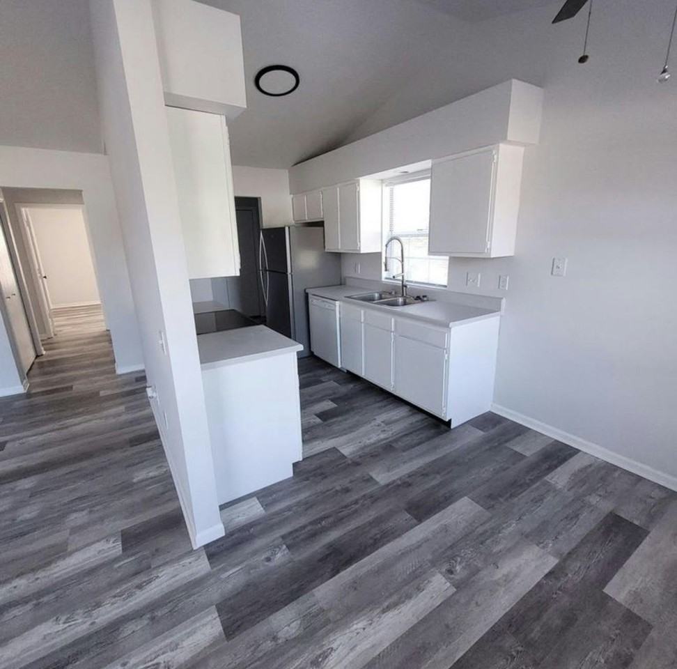 2323 W Osterhout Ave, Unit 3 - Photo 5 of 9