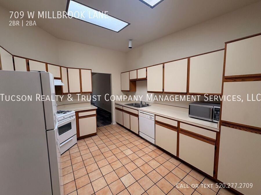 709 W Millbrook Ln - Photo 4 of 21