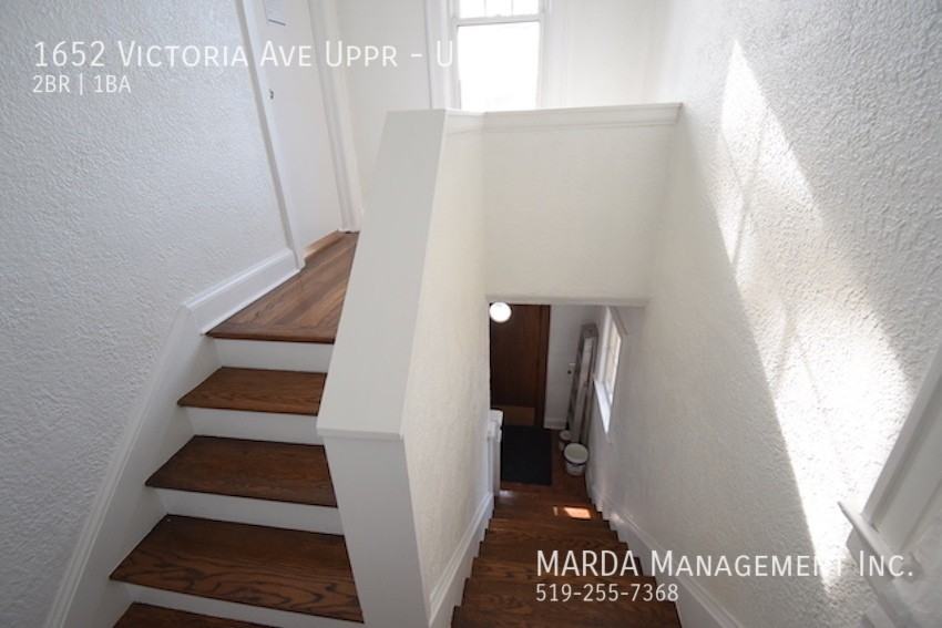 1652 Victoria Ave Uppr - Photo 3 of 27