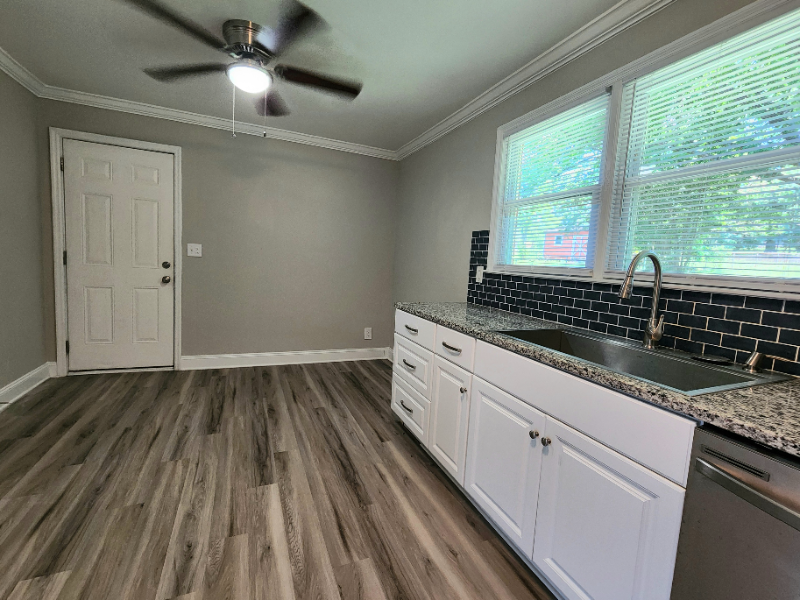 445 Summerland Dr - Photo 4 of 20