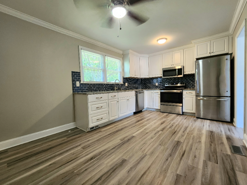445 Summerland Dr - Photo 5 of 20