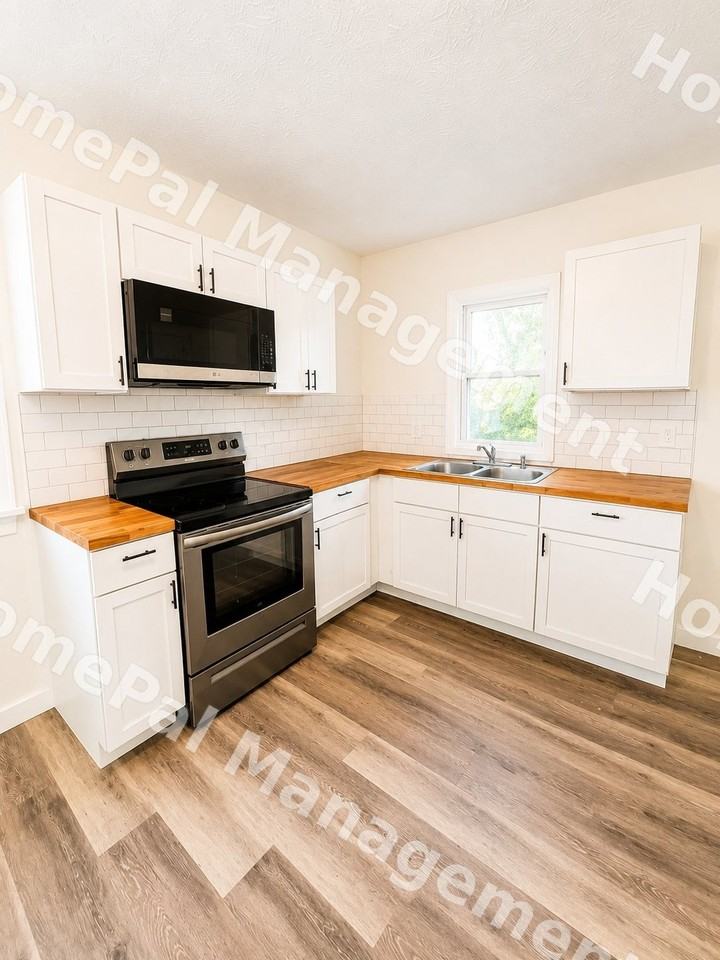 2416 Fowler Ave - Photo 2 of 16
