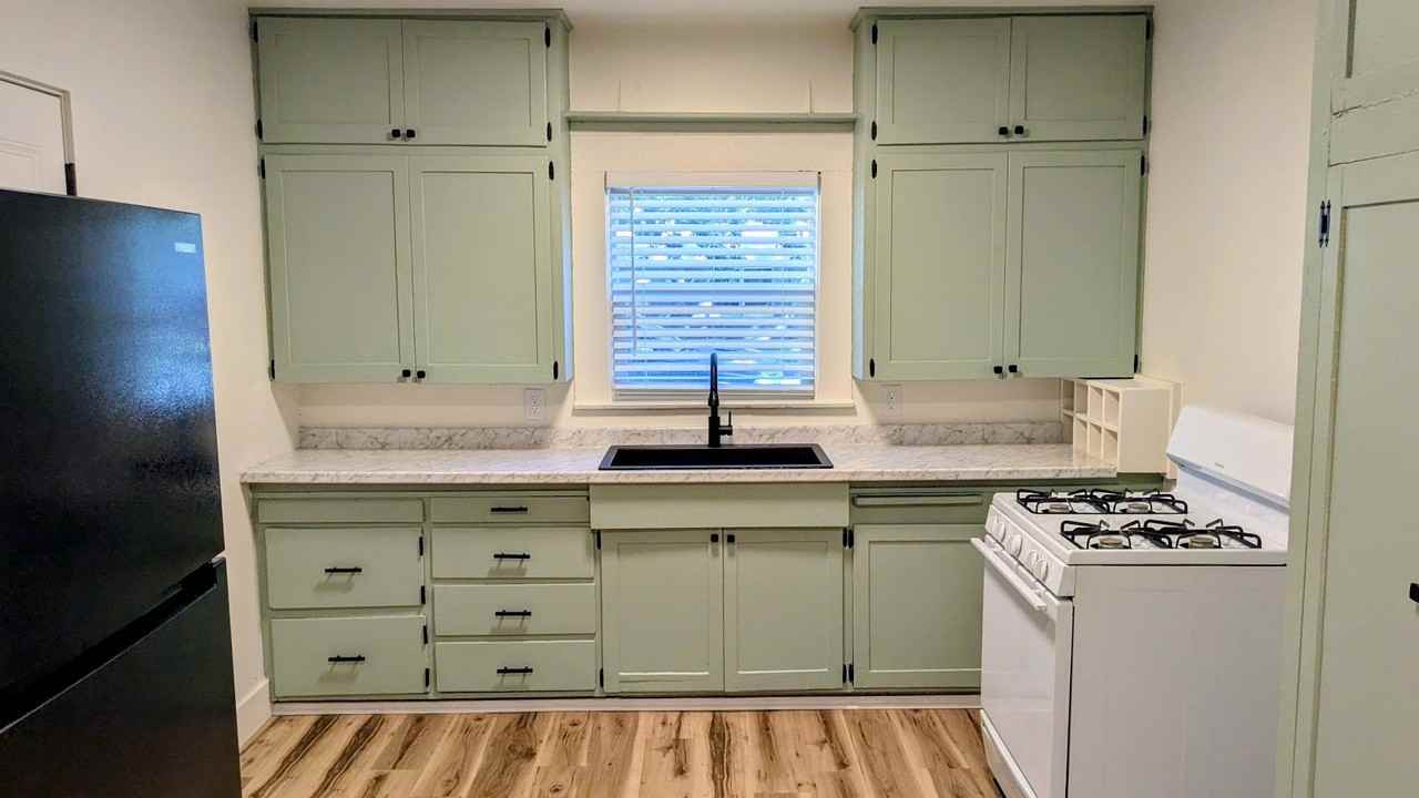 1267 Warner St - Photo 5 of 16