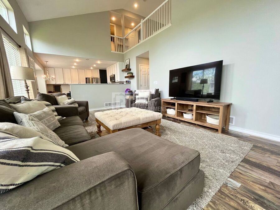 420 Dunhill St - Photo 4 of 20