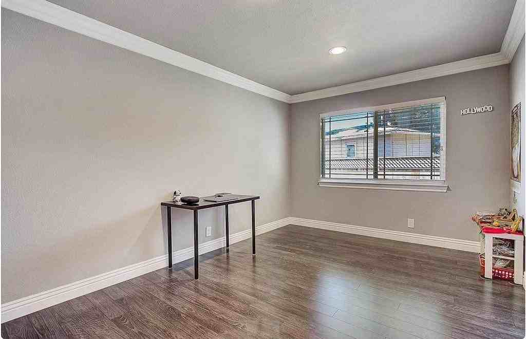 2506 Balmoral St - Photo 2 of 17