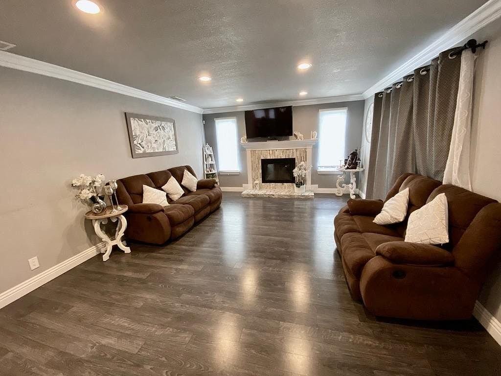 2506 Balmoral St - Photo 4 of 17