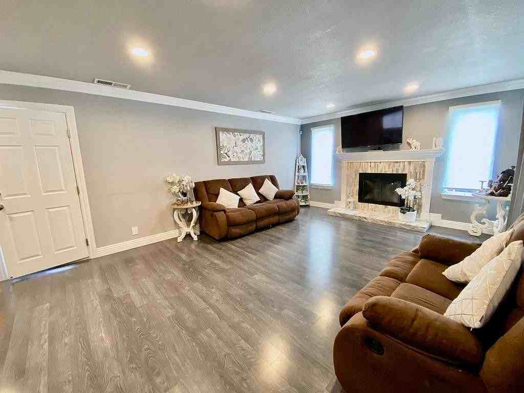 2506 Balmoral St - Photo 5 of 17
