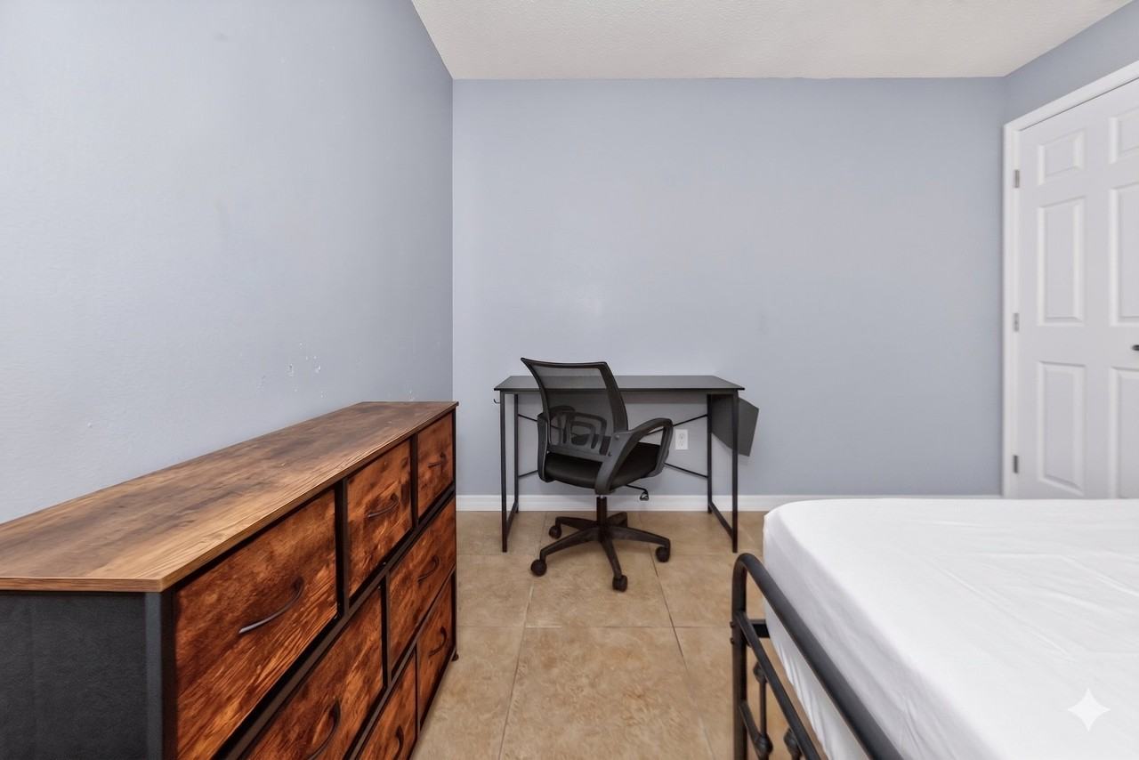 3721 Ne 41st St #B - Photo 2 of 6