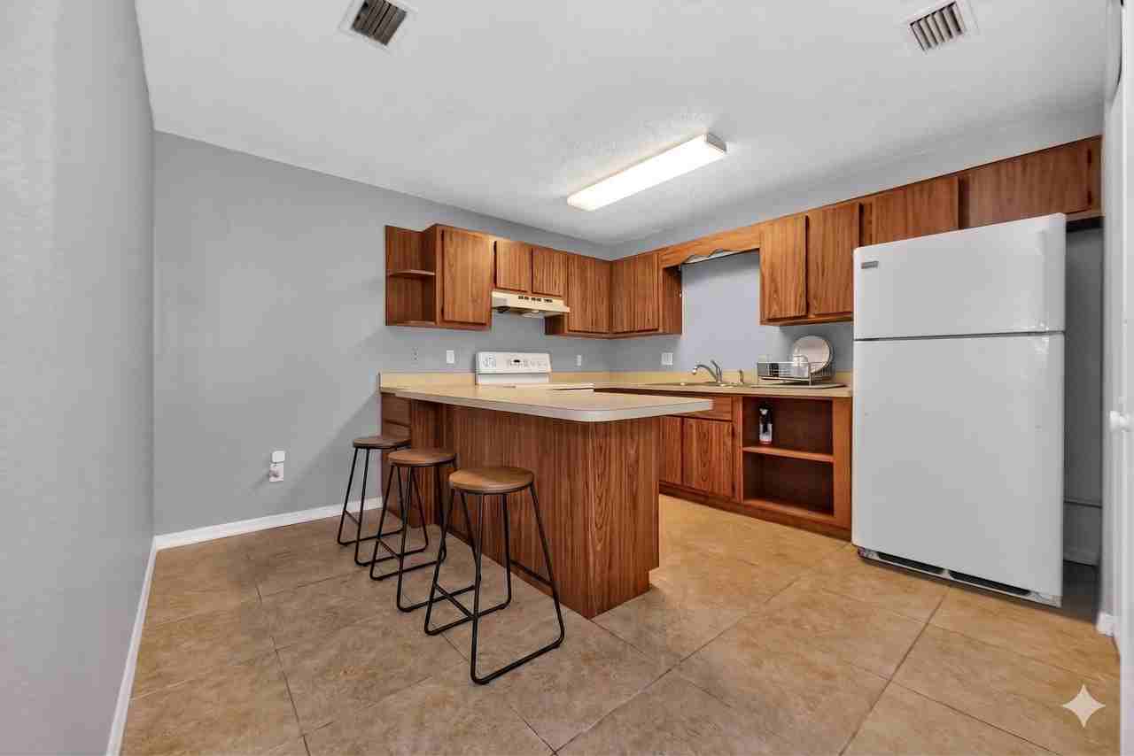 3721 Ne 41st St #B - Photo 3 of 6