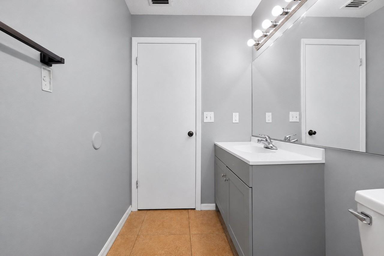 3721 Ne 41st St #B - Photo 5 of 6