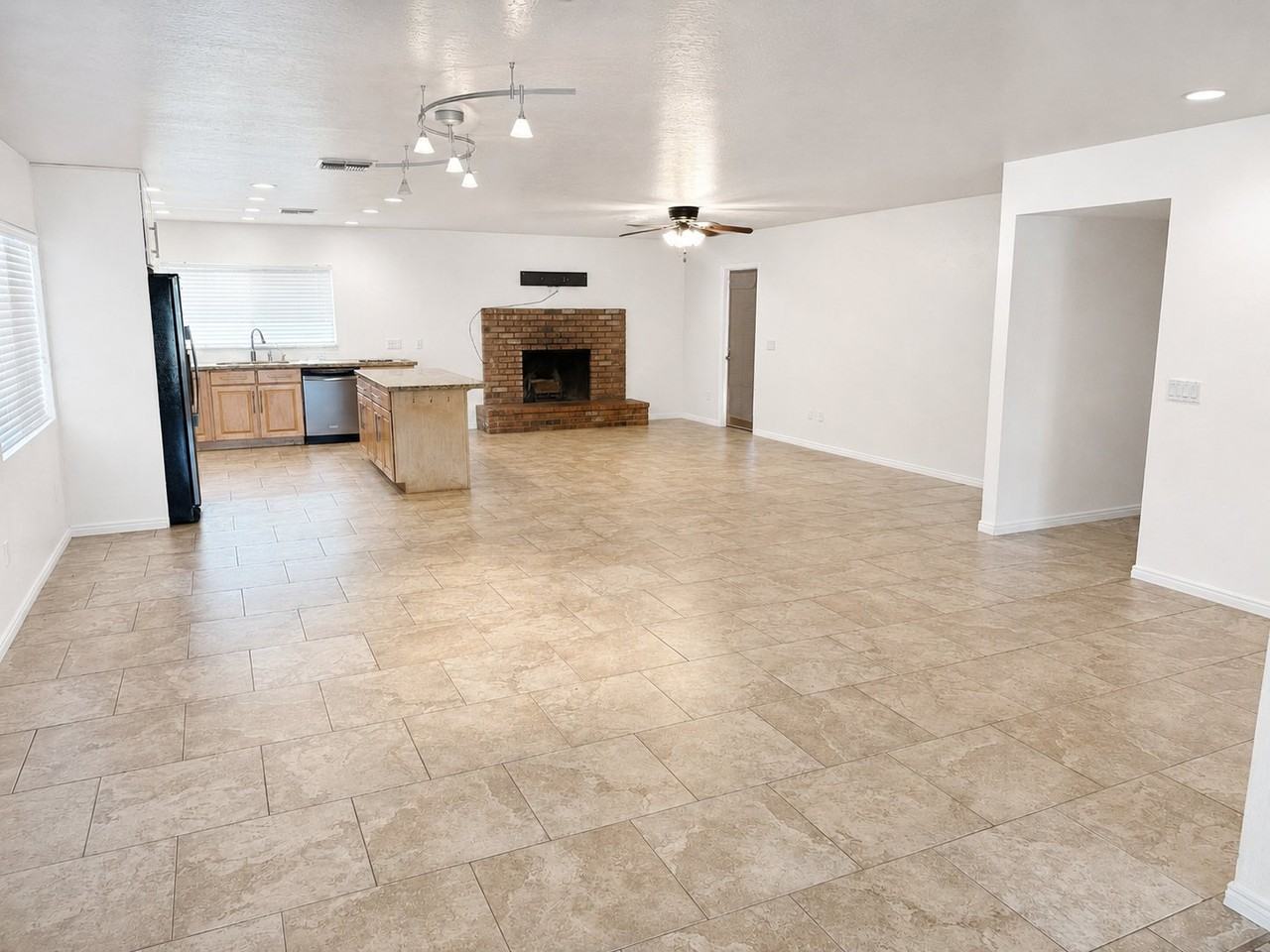 5918 S Clark Dr - Photo 5 of 12