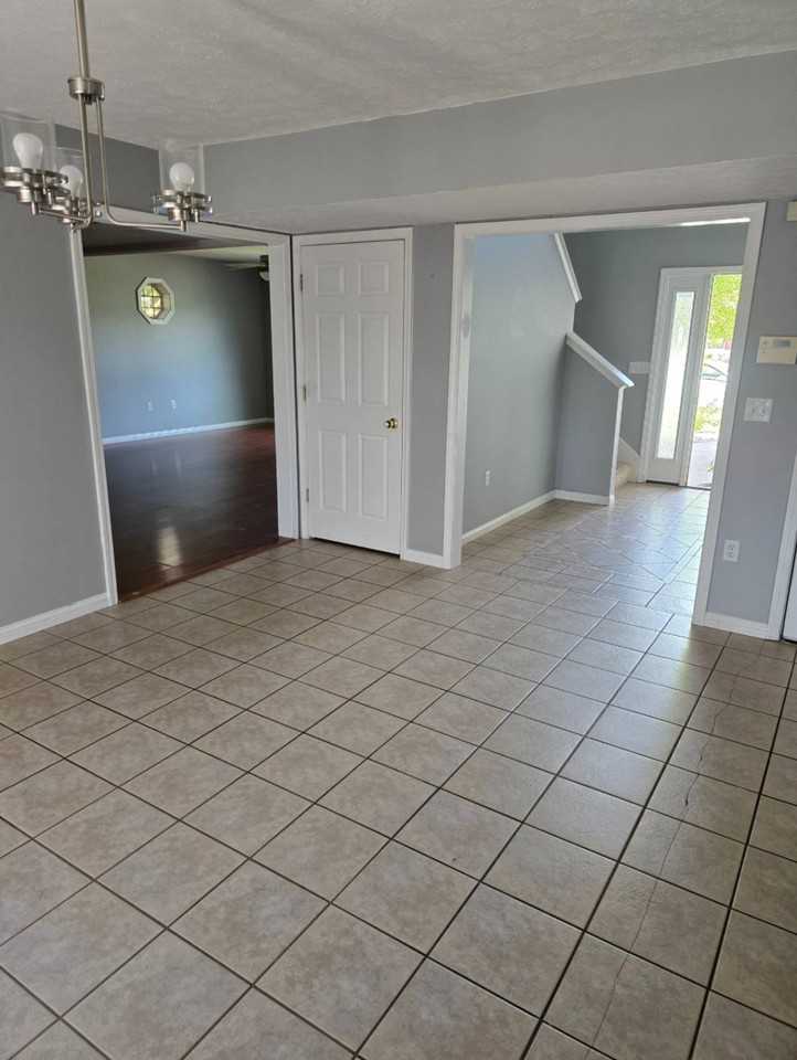 223 Luke Ct - Photo 5 of 7
