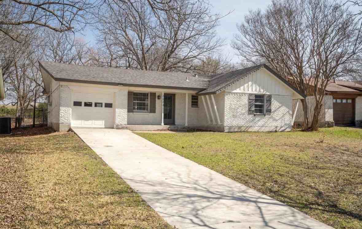 2624 Woodlawn Dr - Photo 2 of 11