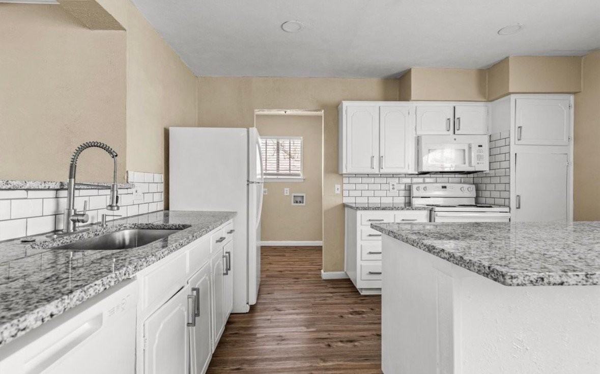 2624 Woodlawn Dr - Photo 5 of 11