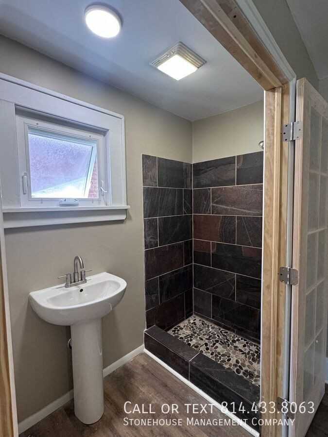 306 Poplar St - Photo 5 of 11