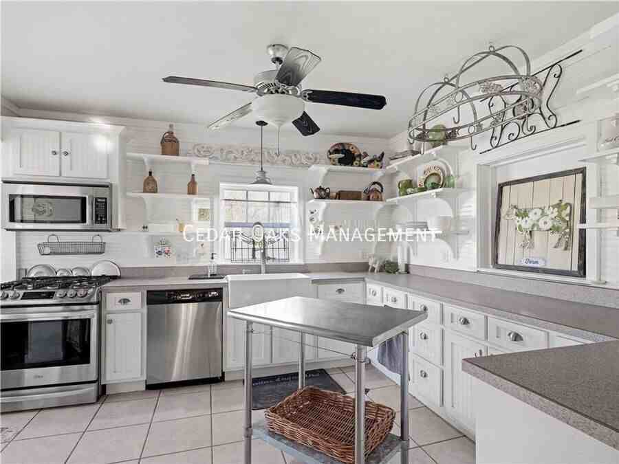 303 N Summit St - Photo 5 of 17