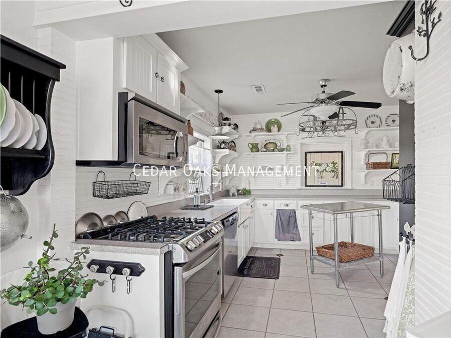303 N Summit St - Photo 7 of 17