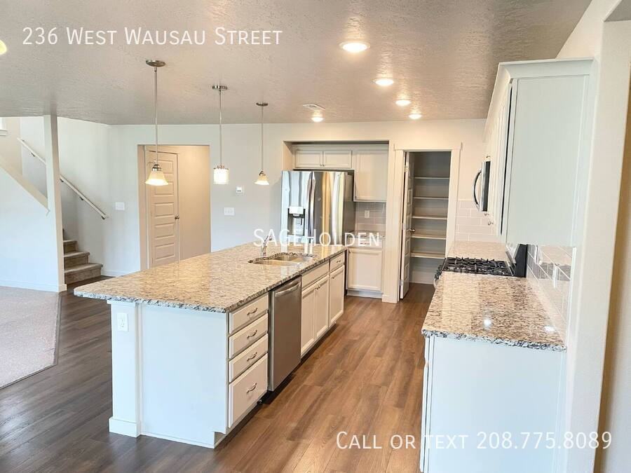 236 W Wausau St - Photo 3 of 34
