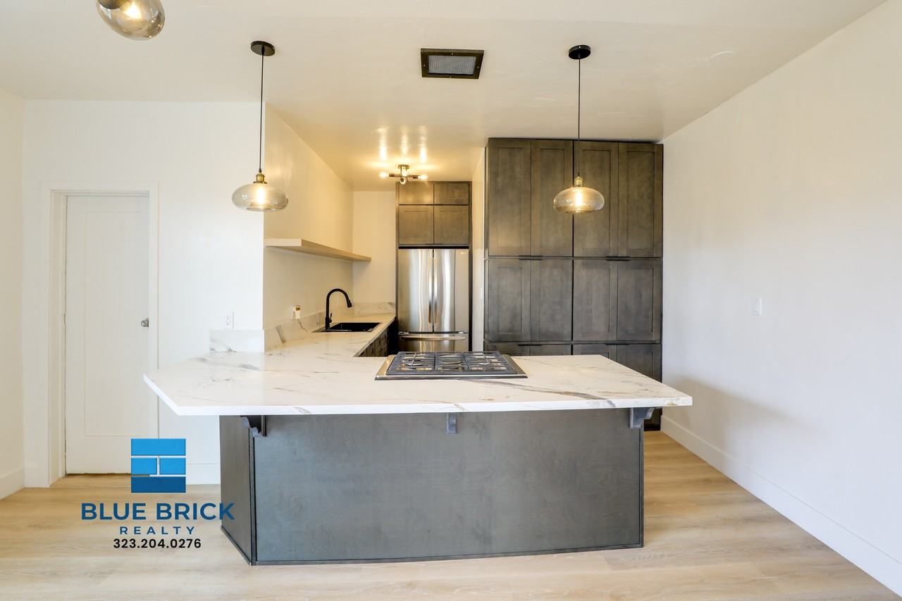 300 N Bonnie Brae St #302 - Photo 2 of 19