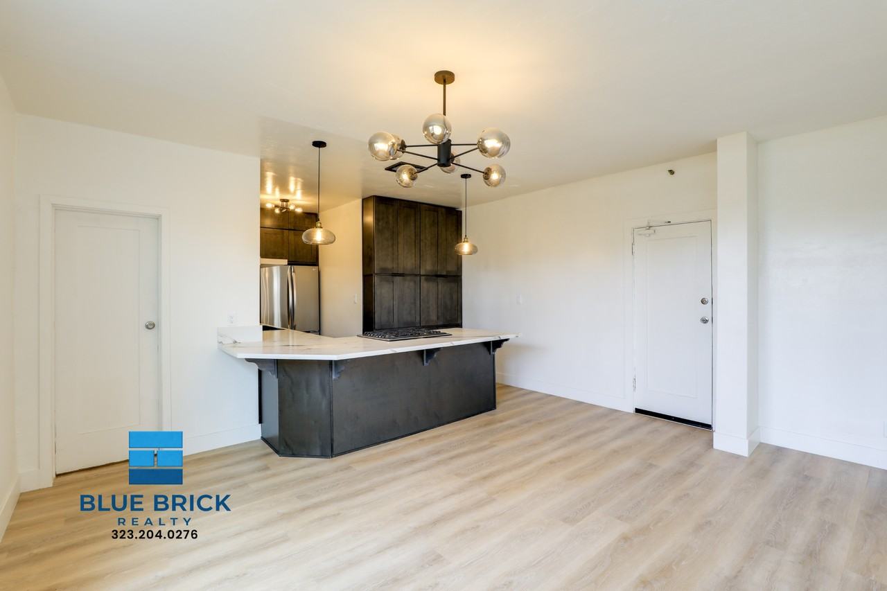300 N Bonnie Brae St #302 - Photo 4 of 19