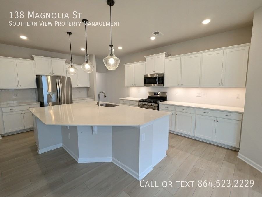 138 Magnolia St - Photo 4 of 37