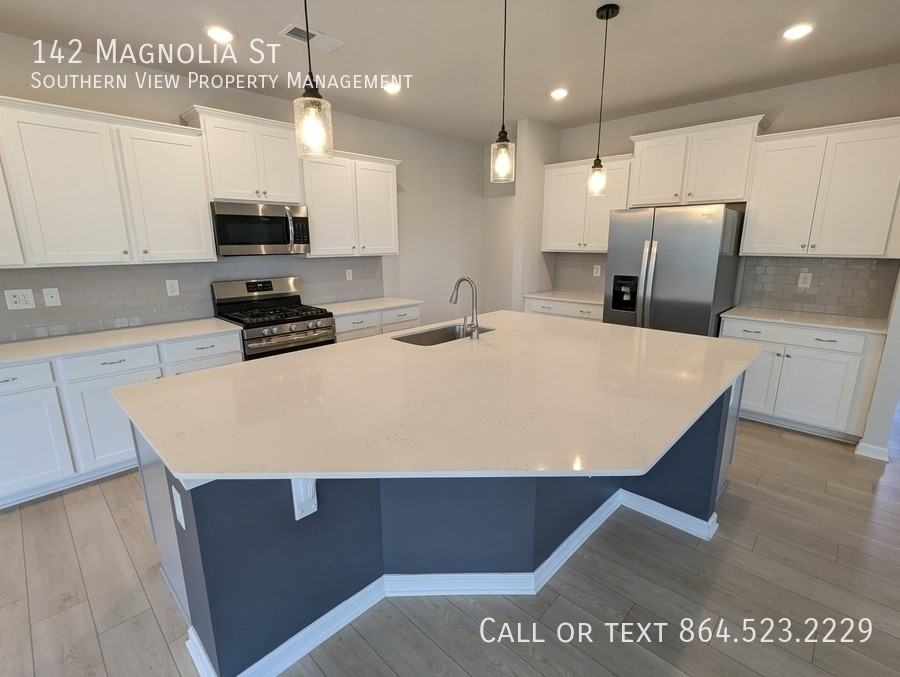 142 Magnolia St - Photo 4 of 36