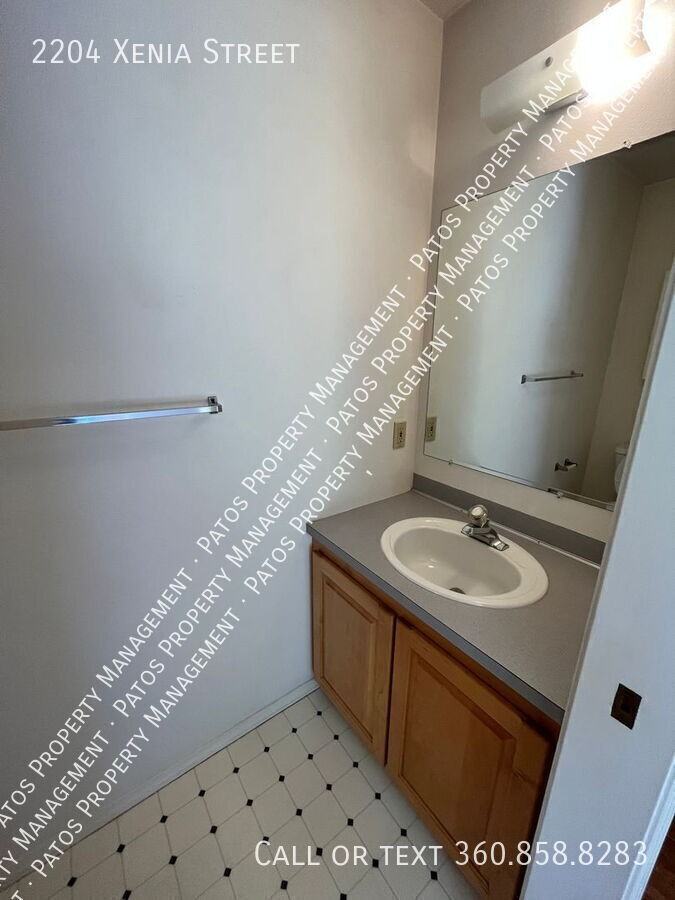 2204 Xenia St - Photo 4 of 10