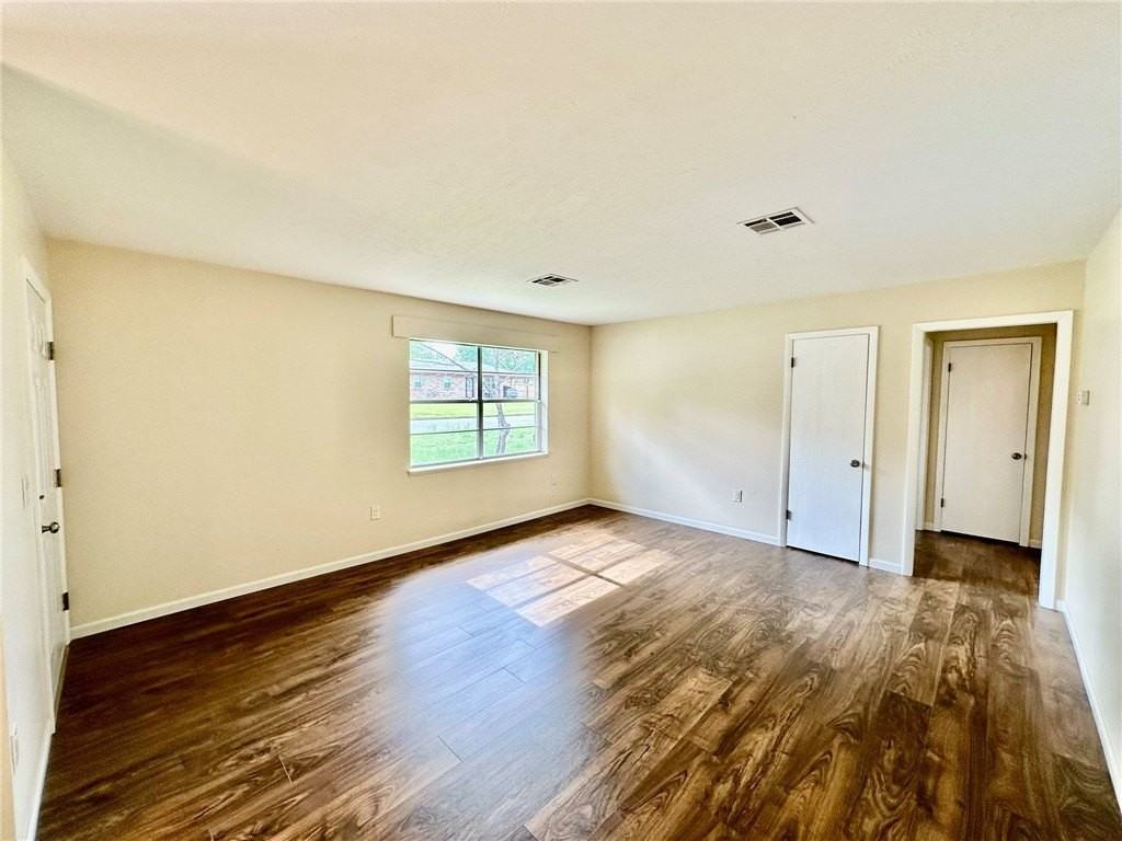 1202 Se E St - Photo 5 of 24