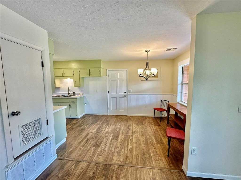 1202 Se E St - Photo 6 of 24