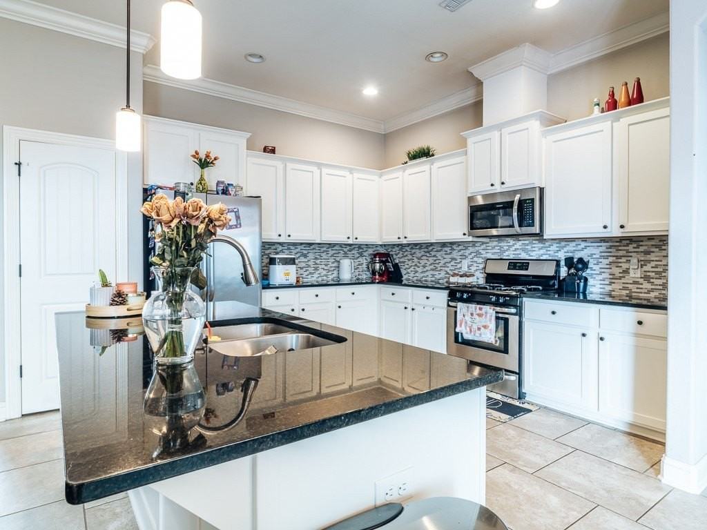 4204 Sw Hollyhock St - Photo 4 of 14