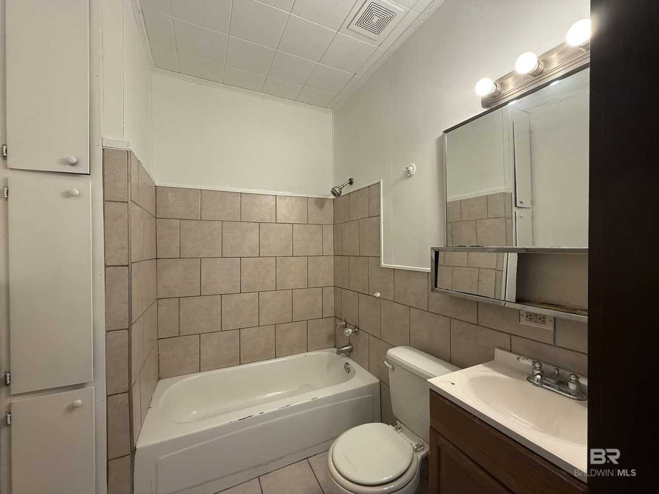 672 Burden St - Photo 4 of 11