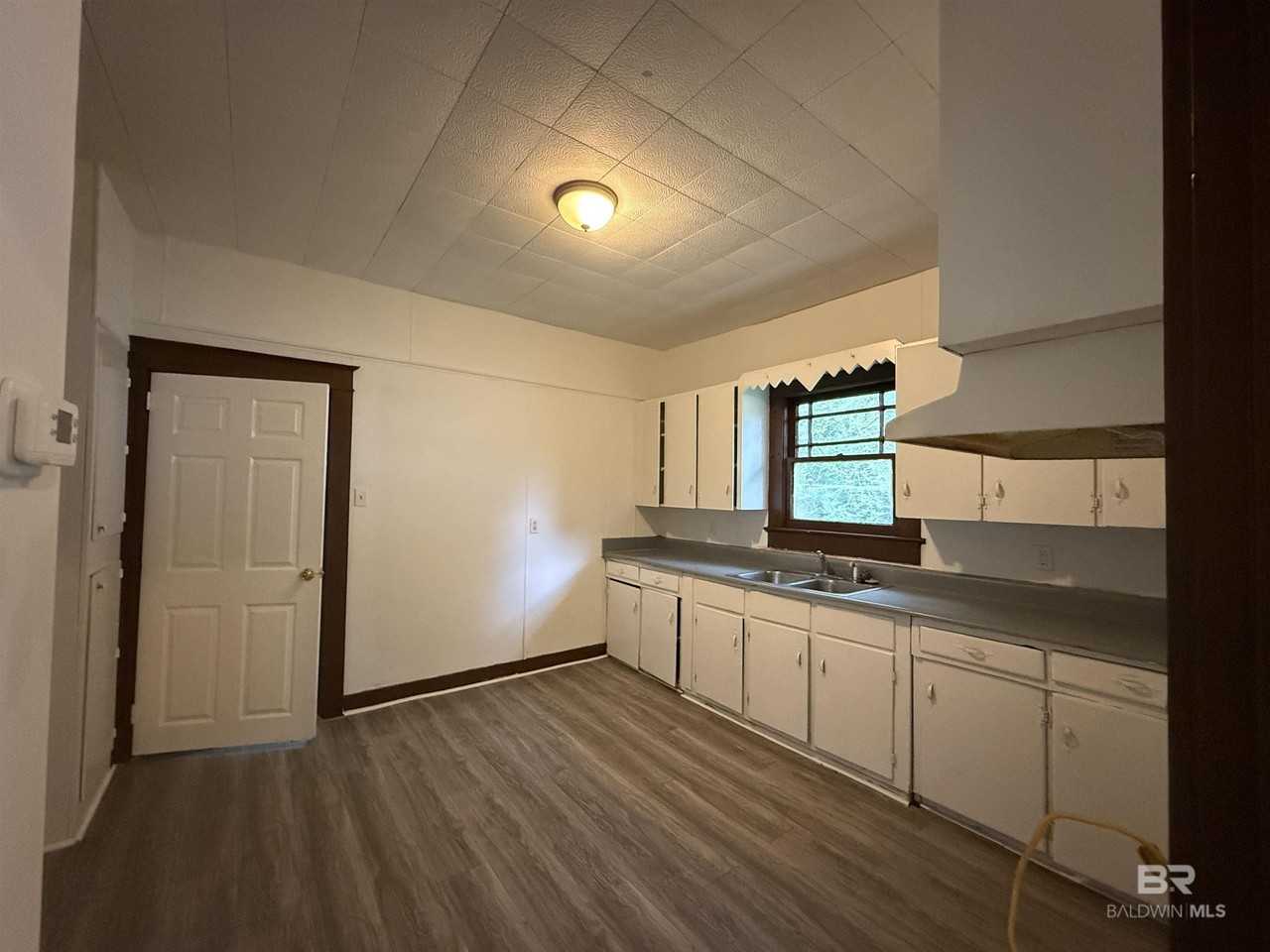 672 Burden St - Photo 5 of 11