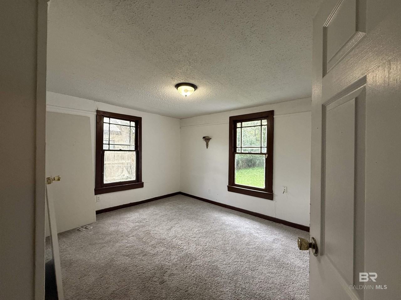 672 Burden St - Photo 6 of 11