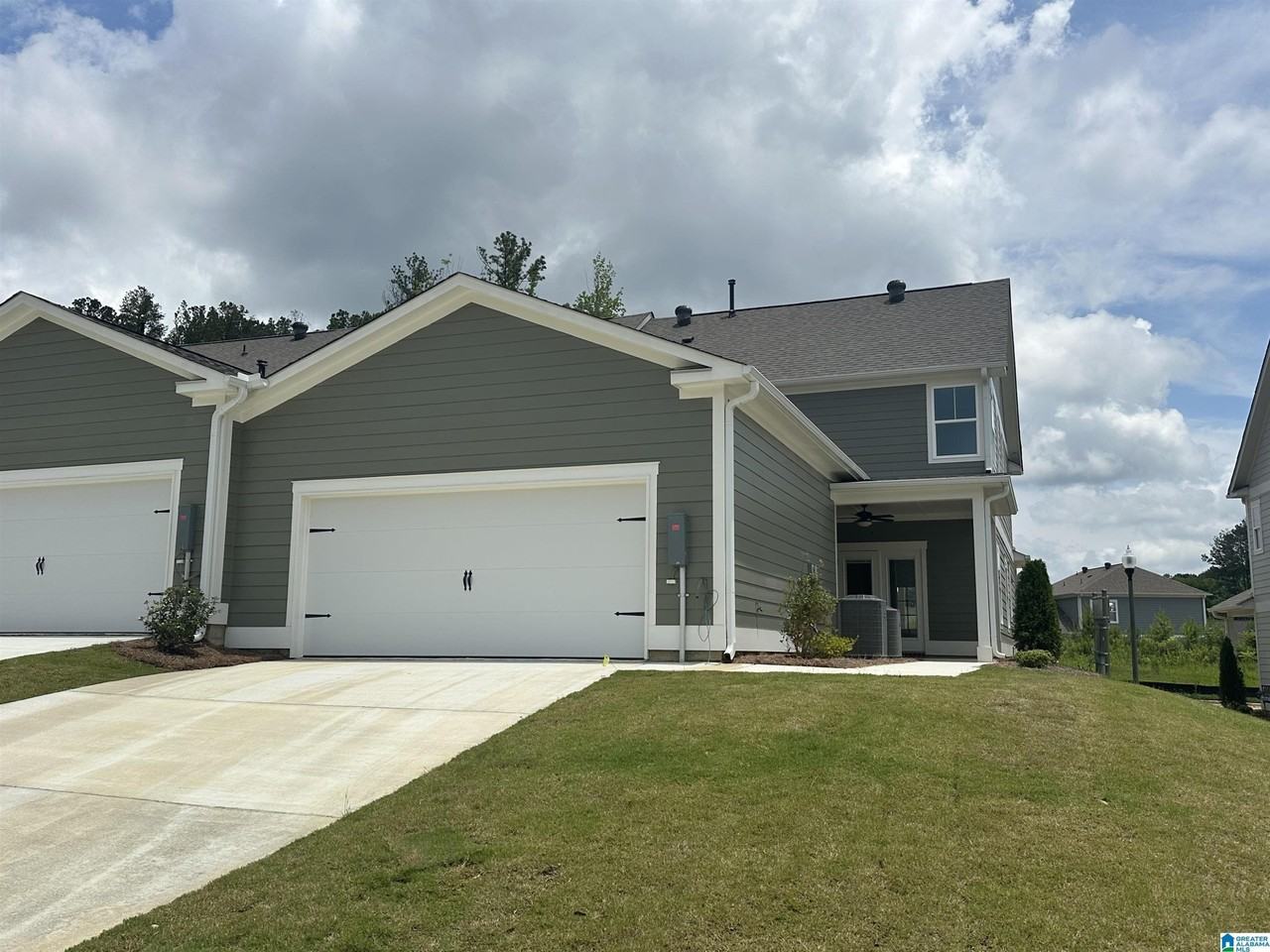 1009 Grand River Blvd - Photo 2 of 31
