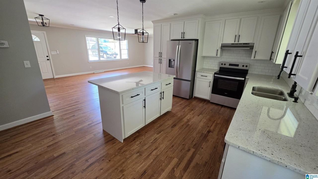 955 3rd Ave Nw - Photo 3 of 9