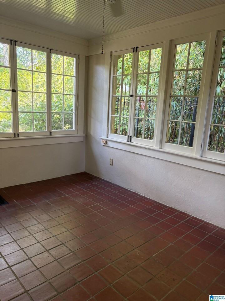 2717 Caldwell Ave S - Photo 7 of 42