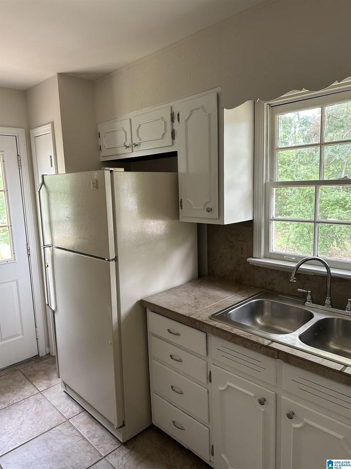 1073 Sherbrooke Cir - Photo 4 of 13