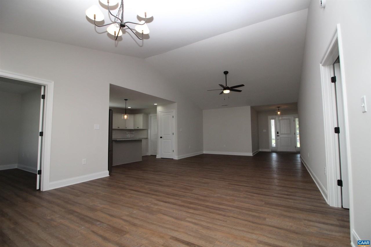 179 Langley Dr - Photo 4 of 15