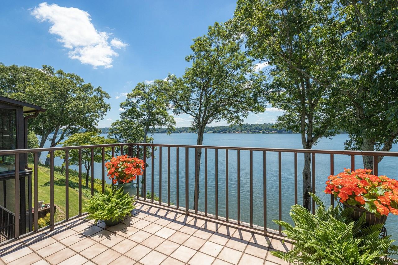 4336 Lakeshore Ln - Photo 2 of 14