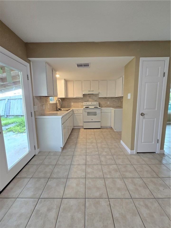 3609 La Paz Dr - Photo 5 of 8