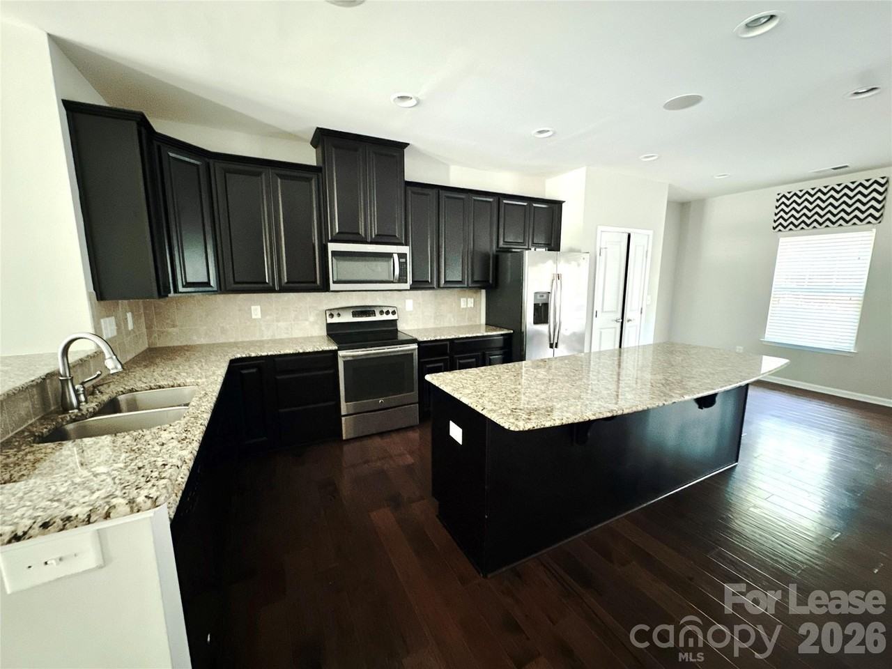 1935 Fleetwood Dr - Photo 2 of 15