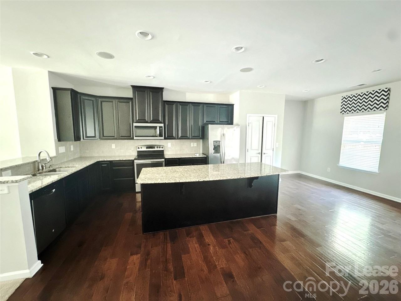 1935 Fleetwood Dr - Photo 3 of 15