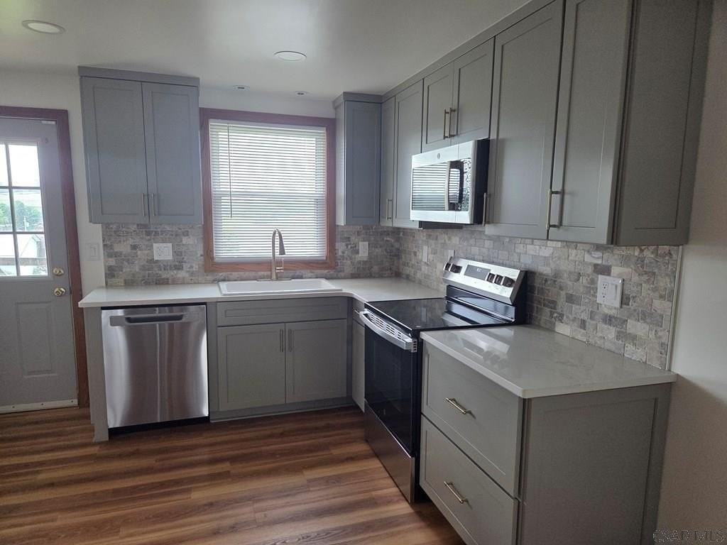 1555 Pitt St - Photo 5 of 9